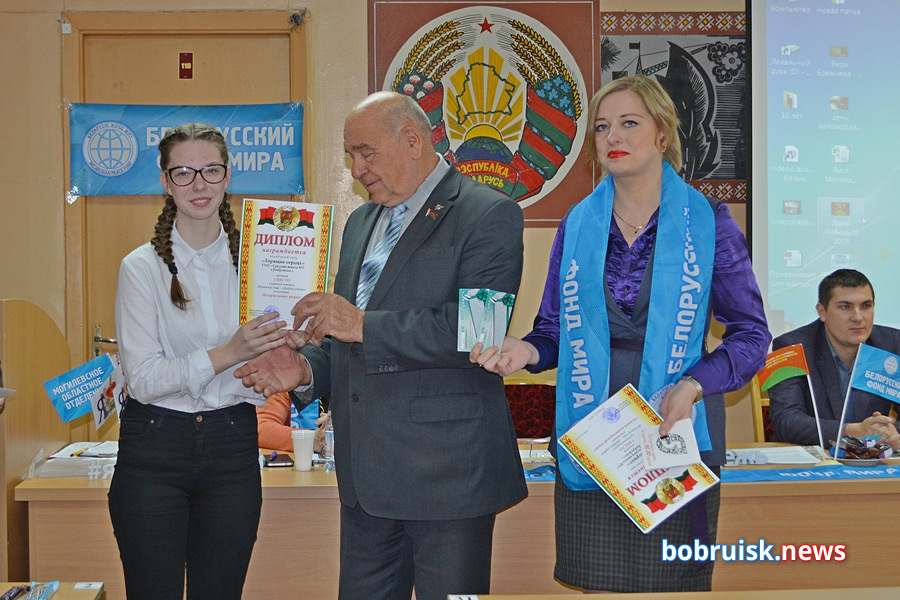 Деньги, дипломы и сладости стали наградой молодым волонтерам