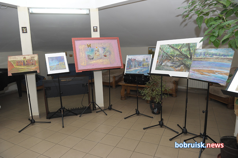 Семь картин подарил бобруйской школе художник из Англии