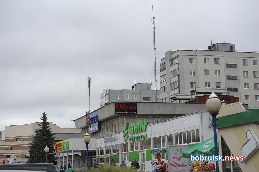 В центре Бобруйска с большой высоты упал человек