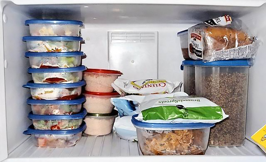 Хранение готовой пищи. Хранение продуктов. Холодильник с продуктами. Заморозка продуктов в морозильной камере. Хранение в холодильнике.