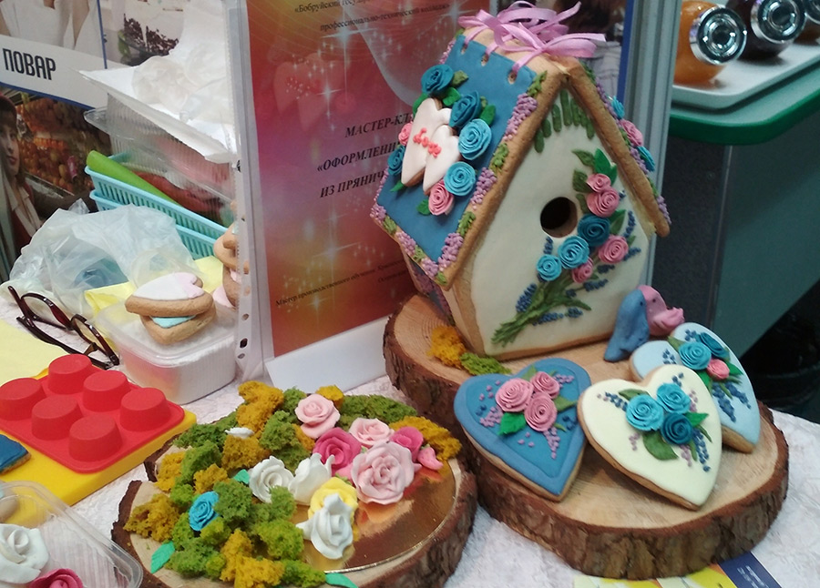 Бобруйчане построили в Минске дома из теста