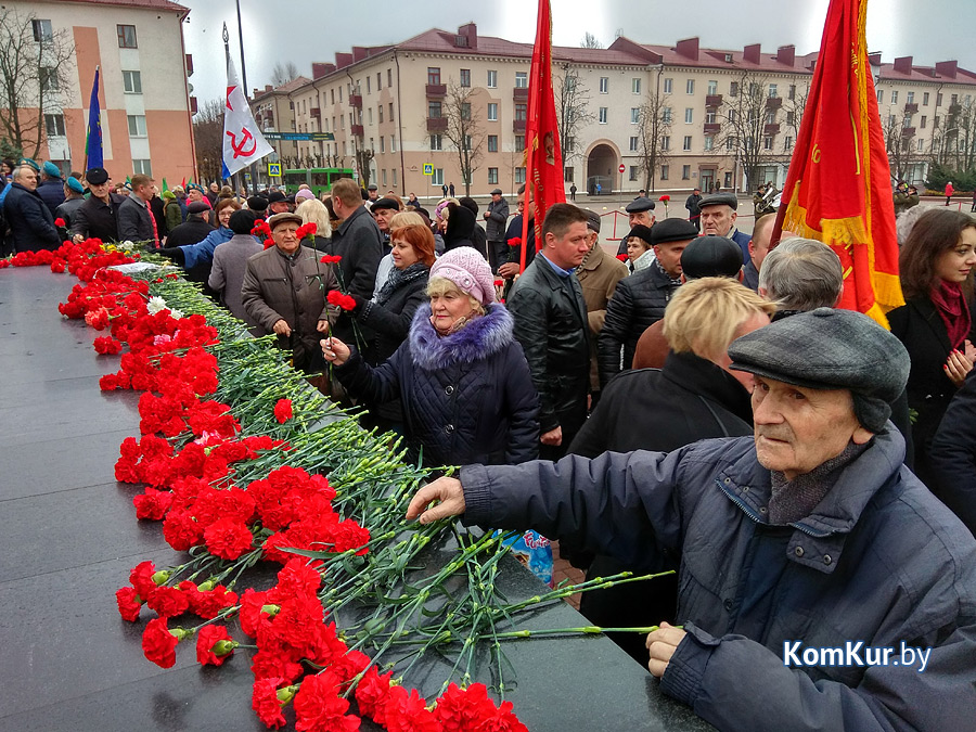 Гвоздики для Ильича: в Бобруйске отметили День Октябрьской революции