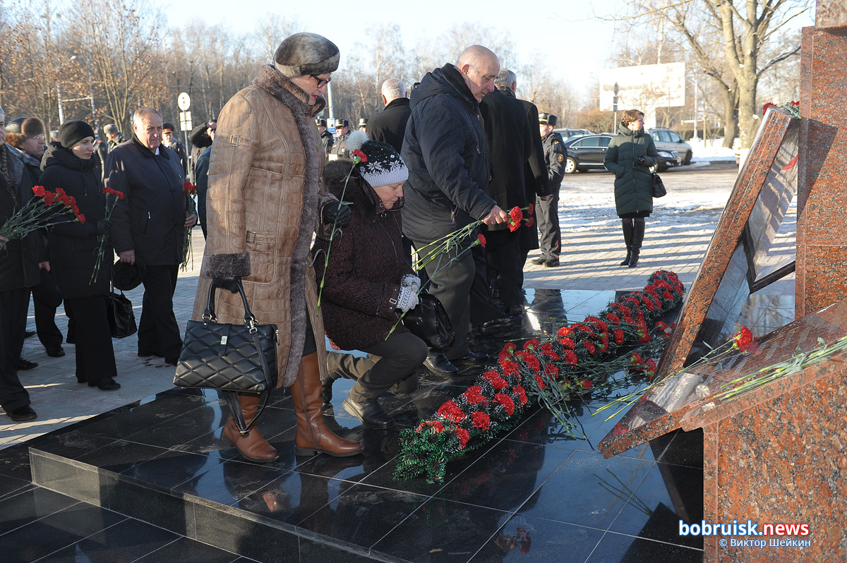 В Бобруйске открыт памятник погибшим милиционерам