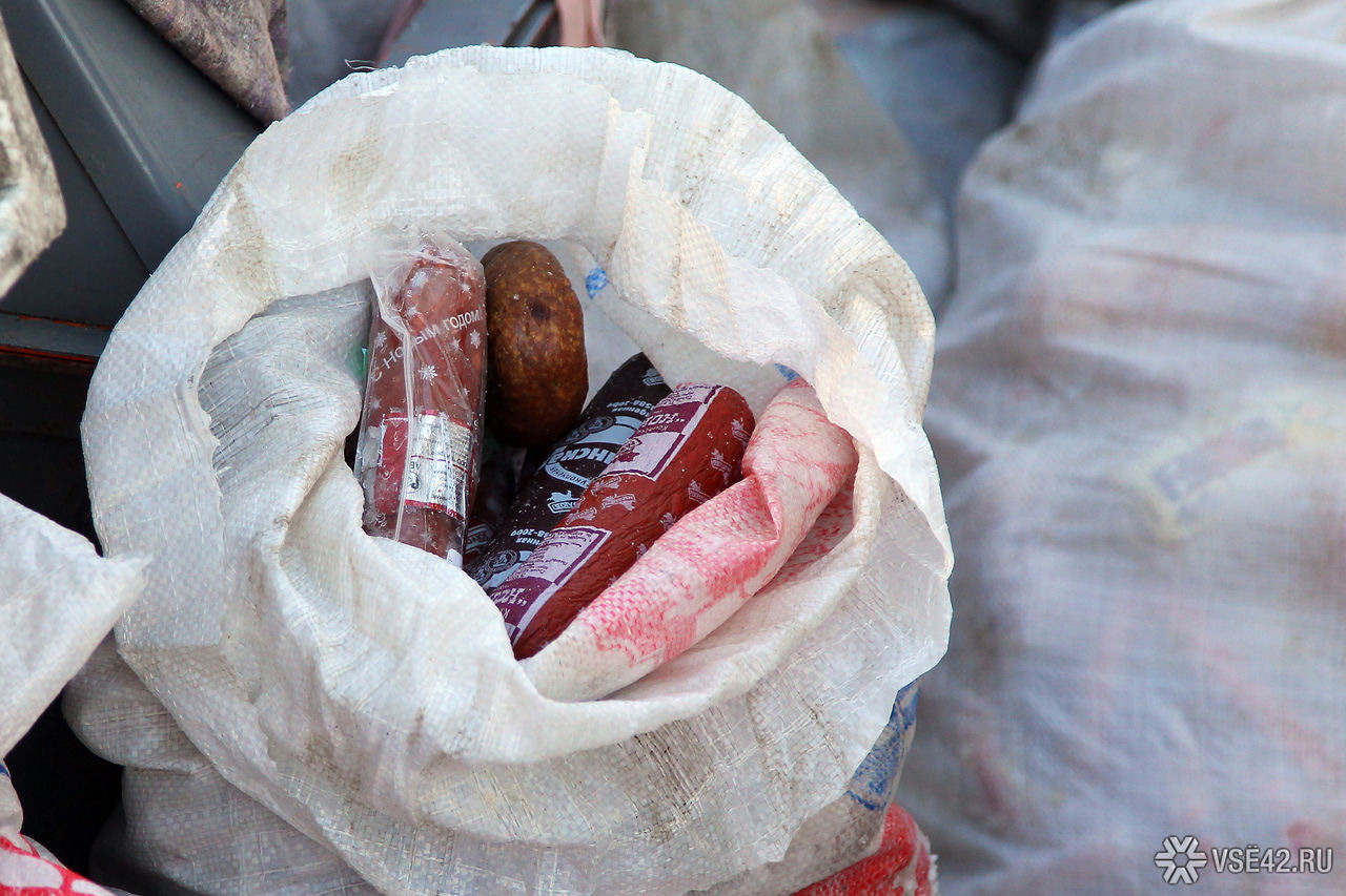 Колбаса в бочке с мусором: весомая кража с мясокомбината