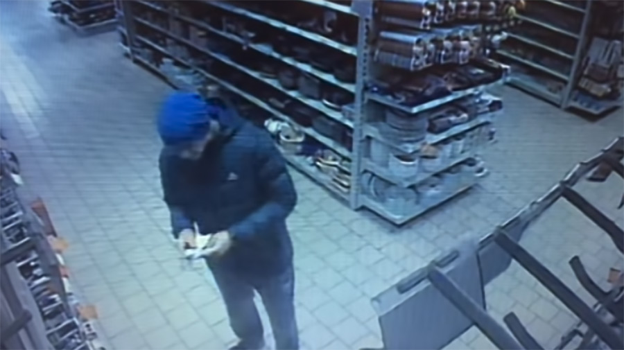 Мужчина отрезал себе мизинец и бросил в лицо продавцу (видео 18+)