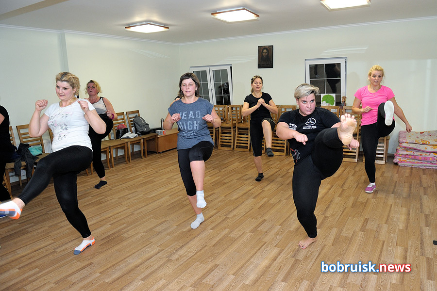 Супруга священника бобруйского храма Дарья Васина — инструктор по каратэ-до. Она учит детей, женщин и даже солдат