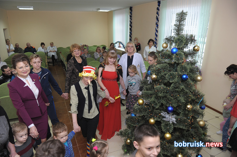 Бобруйский Дед Мороз пришел к детям в больницу по новому адресу