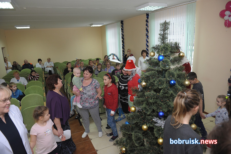 Бобруйский Дед Мороз пришел к детям в больницу по новому адресу