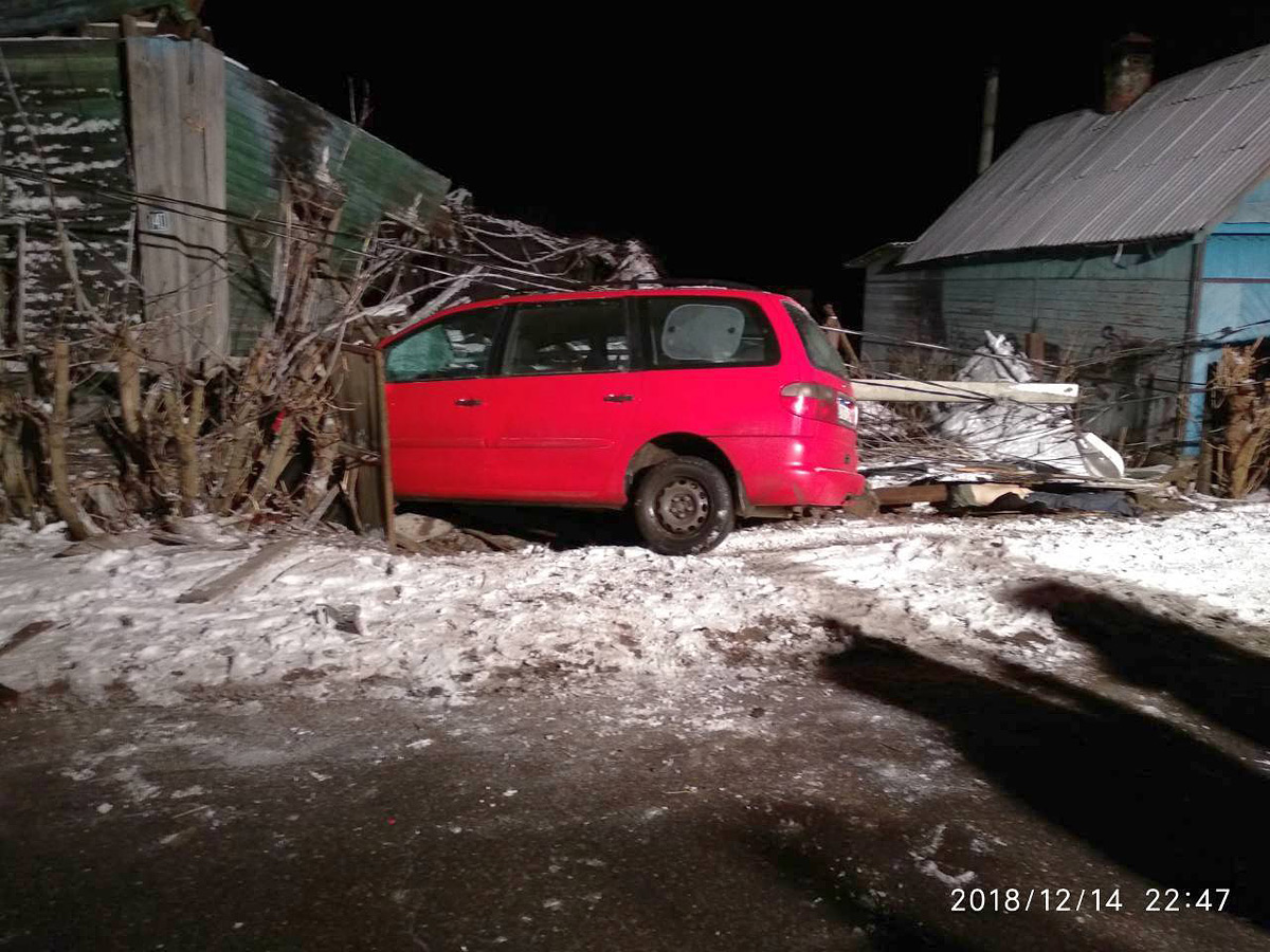 В Бобруйске «Форд» сбил двух пешеходов и врезался в сгоревший дом