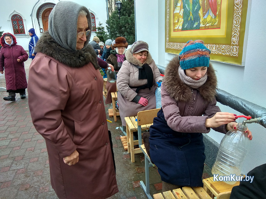 19 января, в субботу, православные отмечают большой церковный праздник – Крещение Господне. Со вчерашнего дня в храмах города освящают воду.
