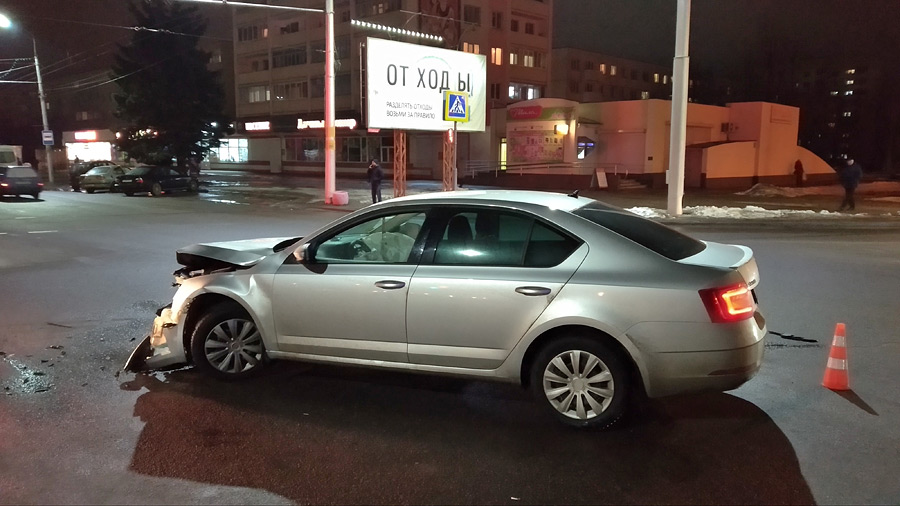 На пересечении Минской и Георгиевского Renault Scenic вылетел на тротуар