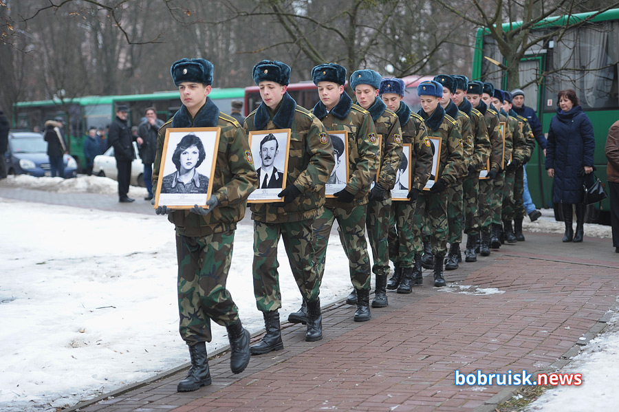 Гвоздики к монументу: в Бобруйске почтили память воинов-интернационалистов
