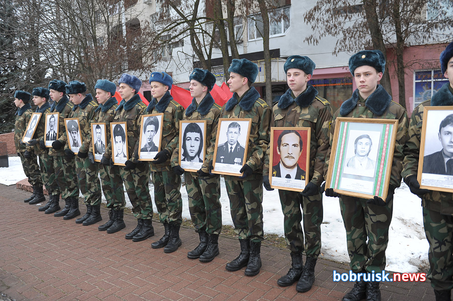 Гвоздики к монументу: в Бобруйске почтили память воинов-интернационалистов