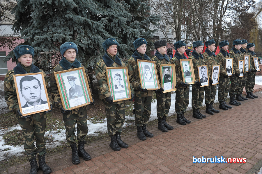 Гвоздики к монументу: в Бобруйске почтили память воинов-интернационалистов