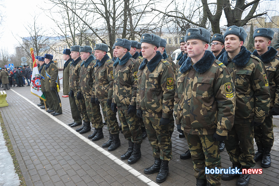 Гвоздики к монументу: в Бобруйске почтили память воинов-интернационалистов
