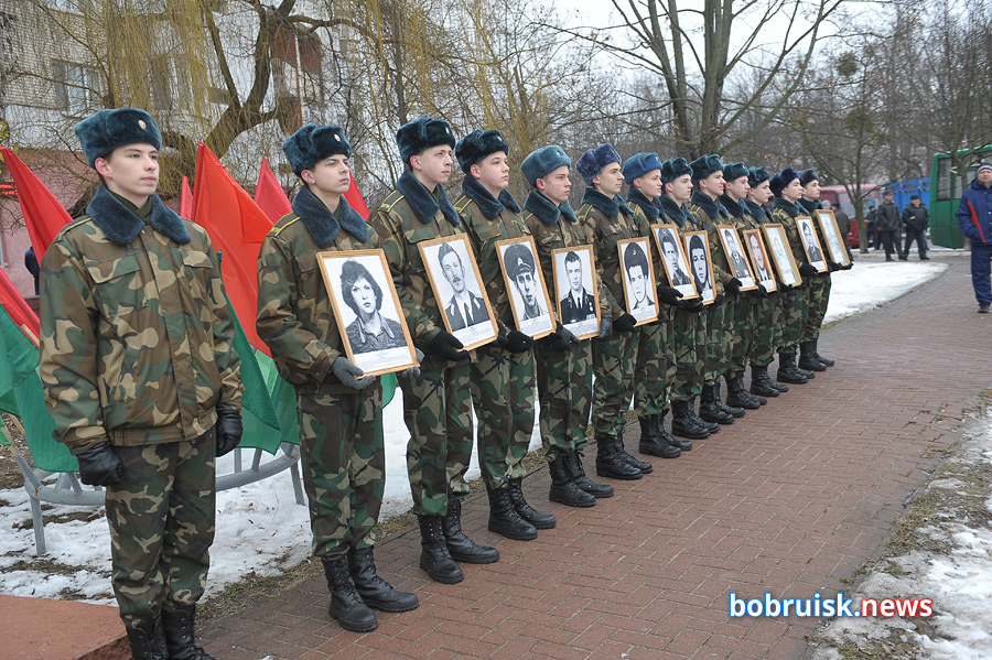 Гвоздики к монументу: в Бобруйске почтили память воинов-интернационалистов