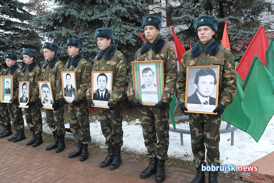 Гвоздики к монументу: в Бобруйске почтили память воинов-интернационалистов