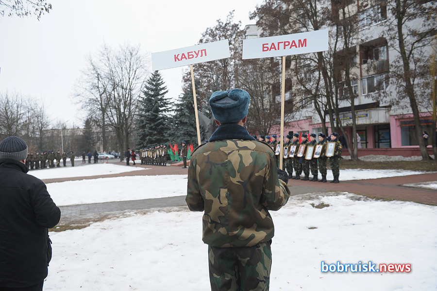 Гвоздики к монументу: в Бобруйске почтили память воинов-интернационалистов