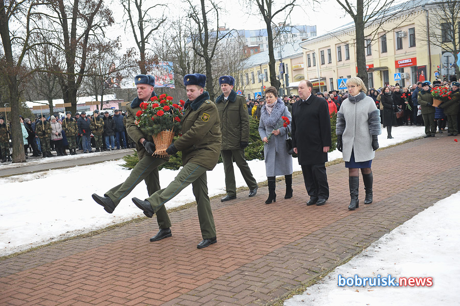 Гвоздики к монументу: в Бобруйске почтили память воинов-интернационалистов