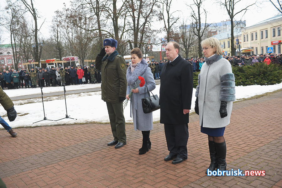Гвоздики к монументу: в Бобруйске почтили память воинов-интернационалистов