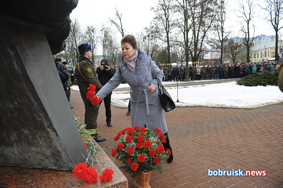 Гвоздики к монументу: в Бобруйске почтили память воинов-интернационалистов