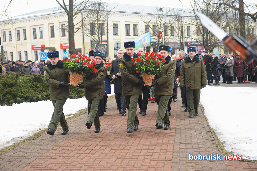 Гвоздики к монументу: в Бобруйске почтили память воинов-интернационалистов
