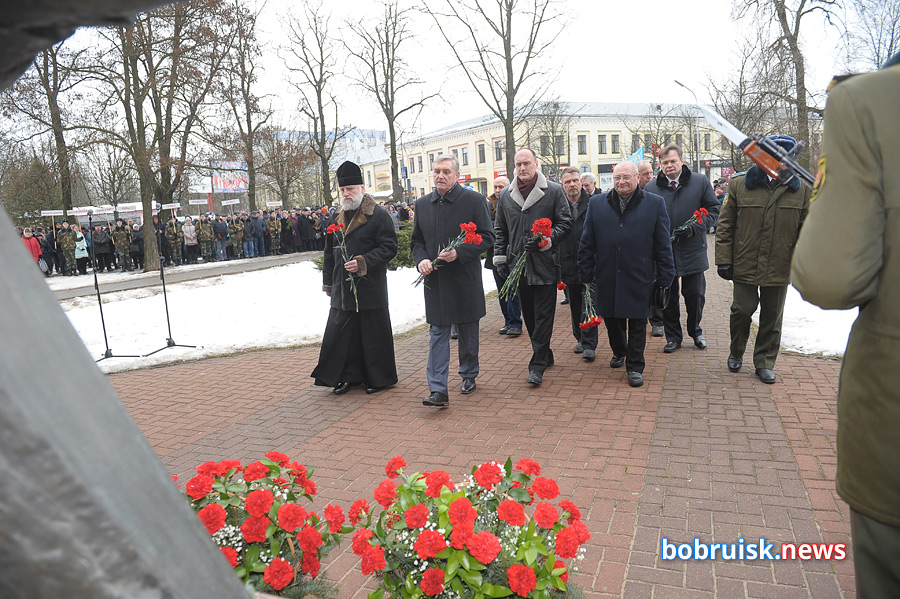 Гвоздики к монументу: в Бобруйске почтили память воинов-интернационалистов