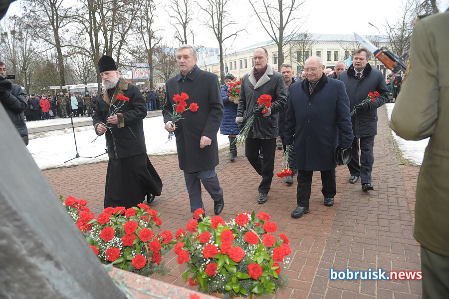 Гвоздики к монументу: в Бобруйске почтили память воинов-интернационалистов