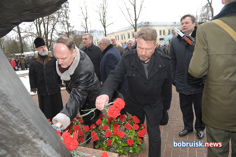 Гвоздики к монументу: в Бобруйске почтили память воинов-интернационалистов