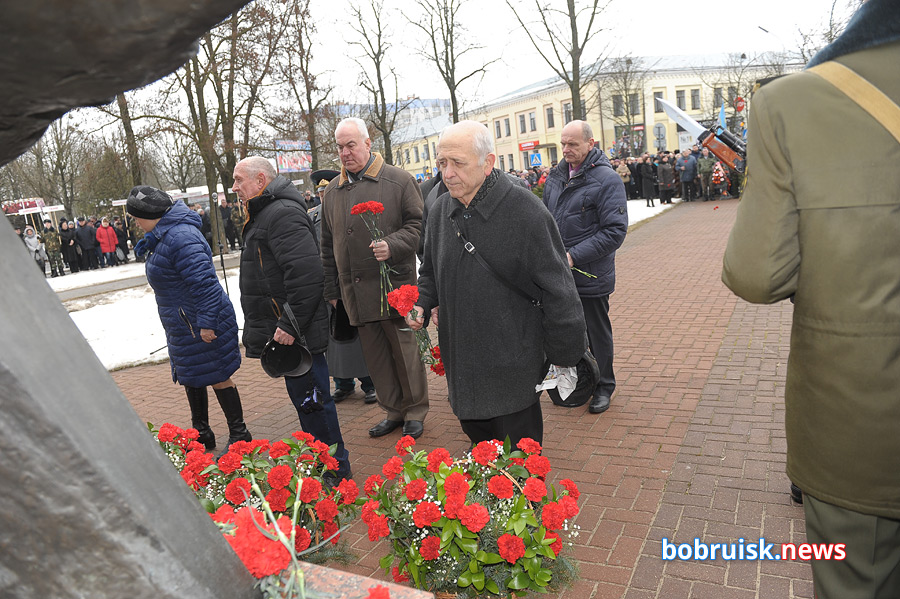 Гвоздики к монументу: в Бобруйске почтили память воинов-интернационалистов
