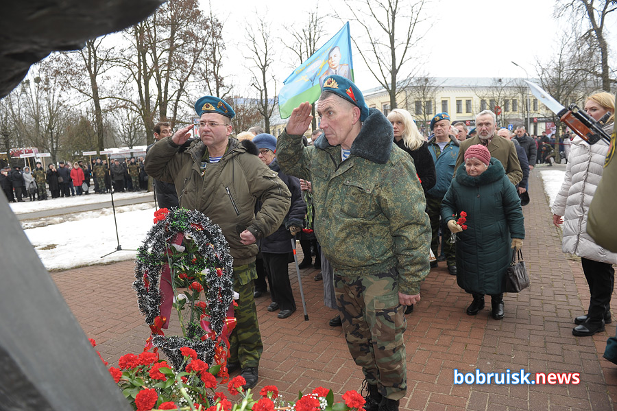 Гвоздики к монументу: в Бобруйске почтили память воинов-интернационалистов