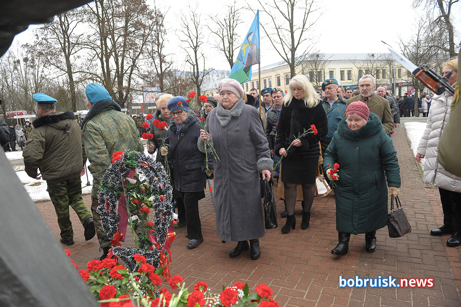 Гвоздики к монументу: в Бобруйске почтили память воинов-интернационалистов