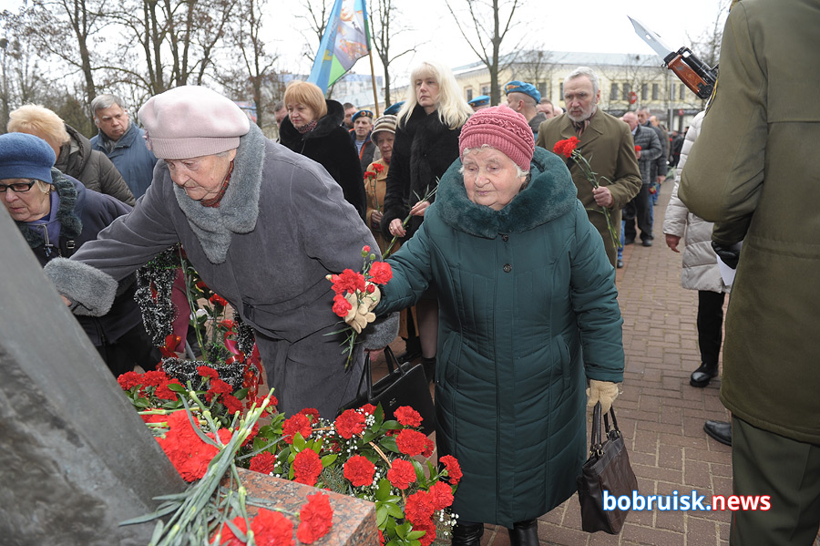 Гвоздики к монументу: в Бобруйске почтили память воинов-интернационалистов
