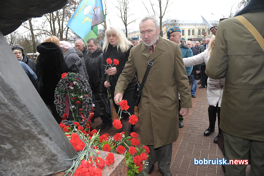 Гвоздики к монументу: в Бобруйске почтили память воинов-интернационалистов