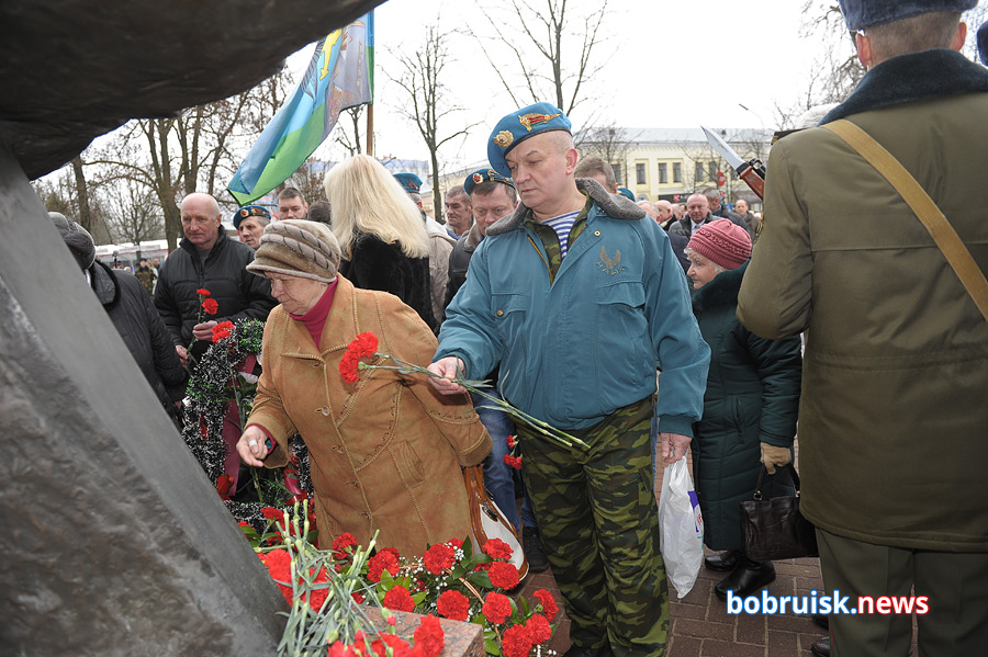 Гвоздики к монументу: в Бобруйске почтили память воинов-интернационалистов