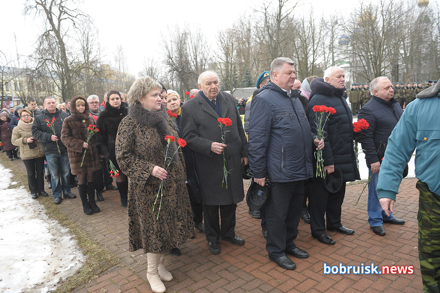 Гвоздики к монументу: в Бобруйске почтили память воинов-интернационалистов