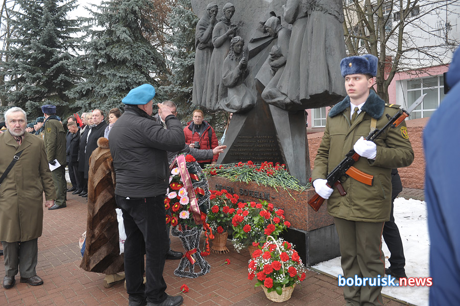 Гвоздики к монументу: в Бобруйске почтили память воинов-интернационалистов