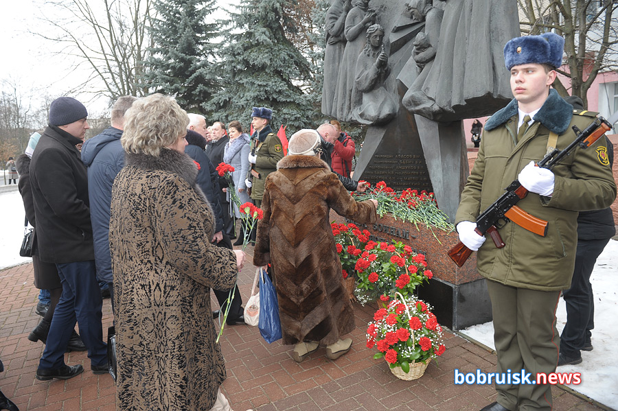 Гвоздики к монументу: в Бобруйске почтили память воинов-интернационалистов