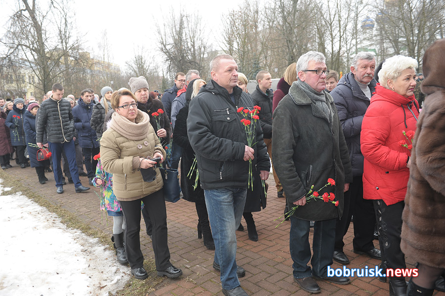 Гвоздики к монументу: в Бобруйске почтили память воинов-интернационалистов