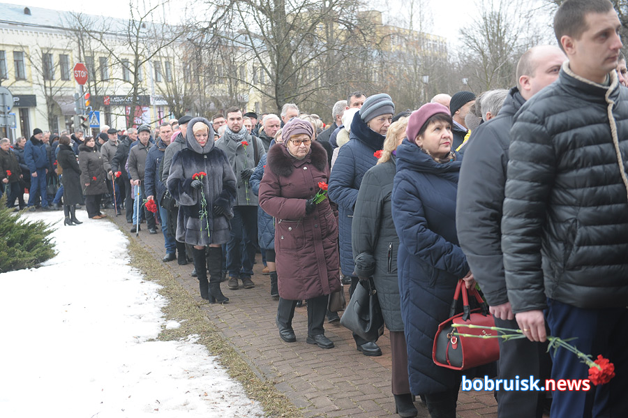 Гвоздики к монументу: в Бобруйске почтили память воинов-интернационалистов