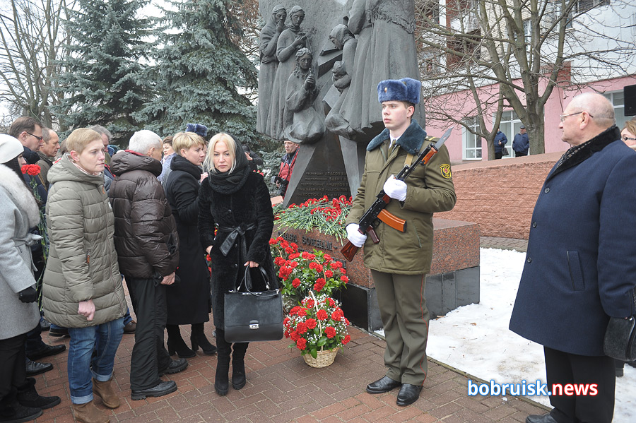 Гвоздики к монументу: в Бобруйске почтили память воинов-интернационалистов