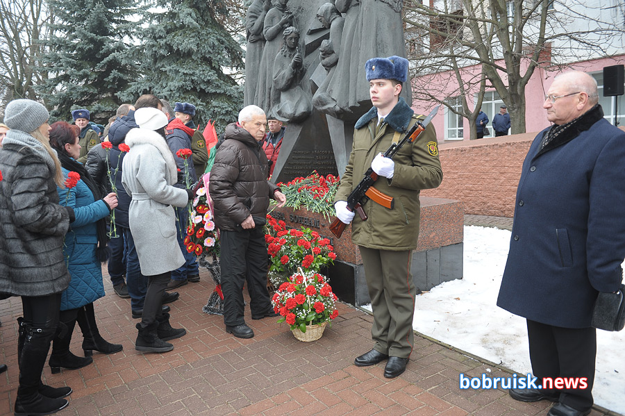 Гвоздики к монументу: в Бобруйске почтили память воинов-интернационалистов