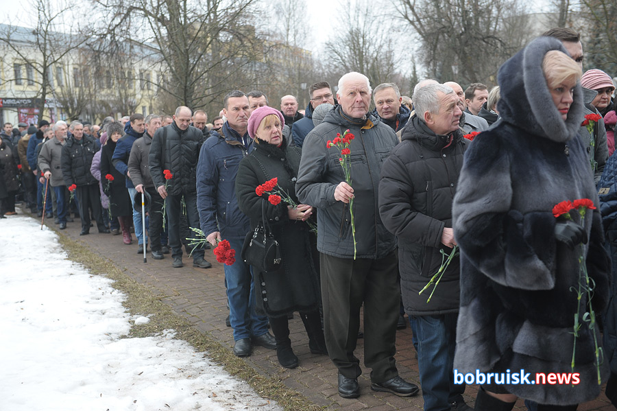 Гвоздики к монументу: в Бобруйске почтили память воинов-интернационалистов