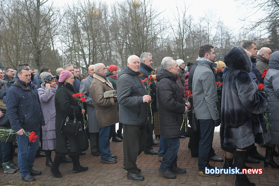 Гвоздики к монументу: в Бобруйске почтили память воинов-интернационалистов