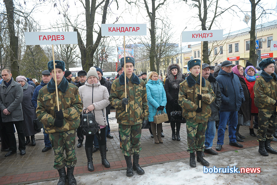 Гвоздики к монументу: в Бобруйске почтили память воинов-интернационалистов
