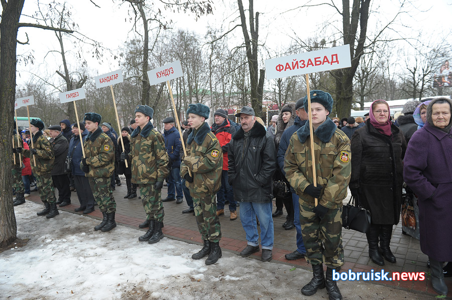 Гвоздики к монументу: в Бобруйске почтили память воинов-интернационалистов