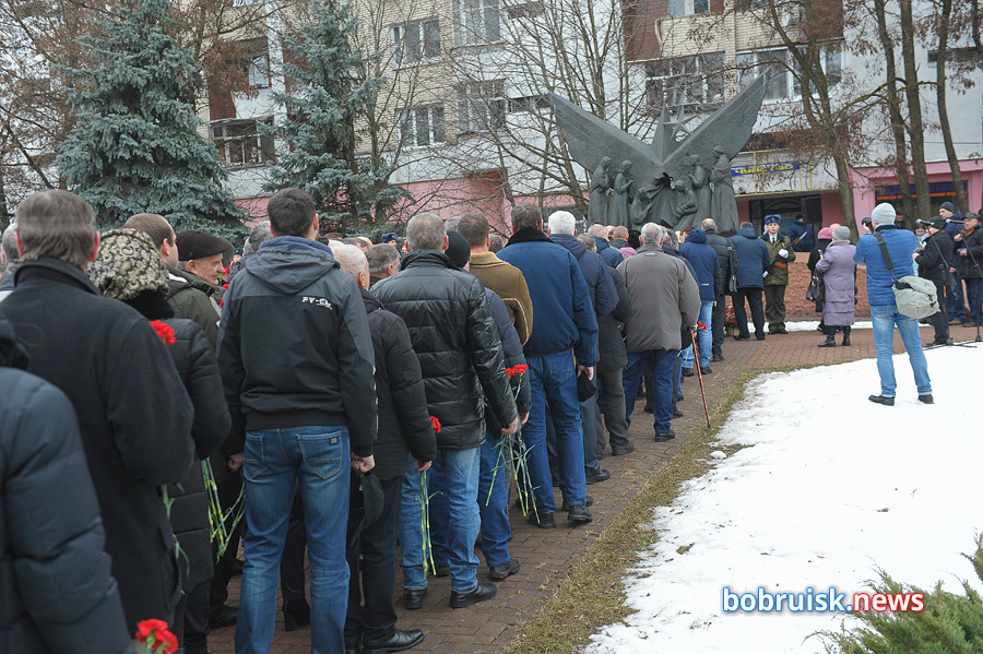 Гвоздики к монументу: в Бобруйске почтили память воинов-интернационалистов