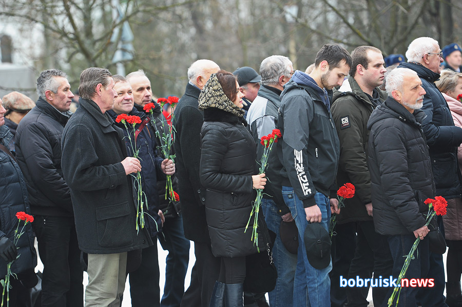 Гвоздики к монументу: в Бобруйске почтили память воинов-интернационалистов