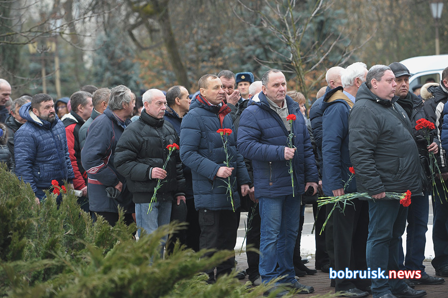 Гвоздики к монументу: в Бобруйске почтили память воинов-интернационалистов