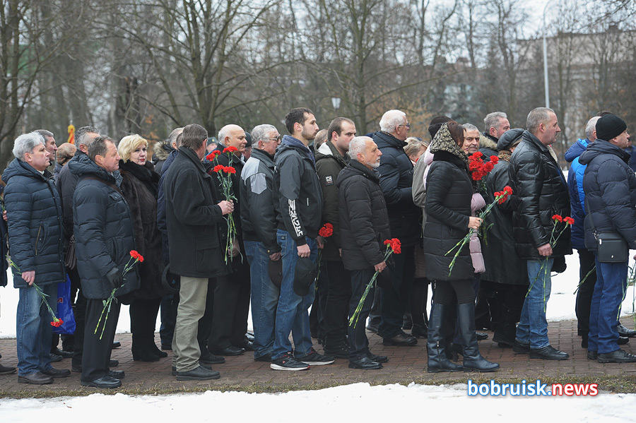 Гвоздики к монументу: в Бобруйске почтили память воинов-интернационалистов